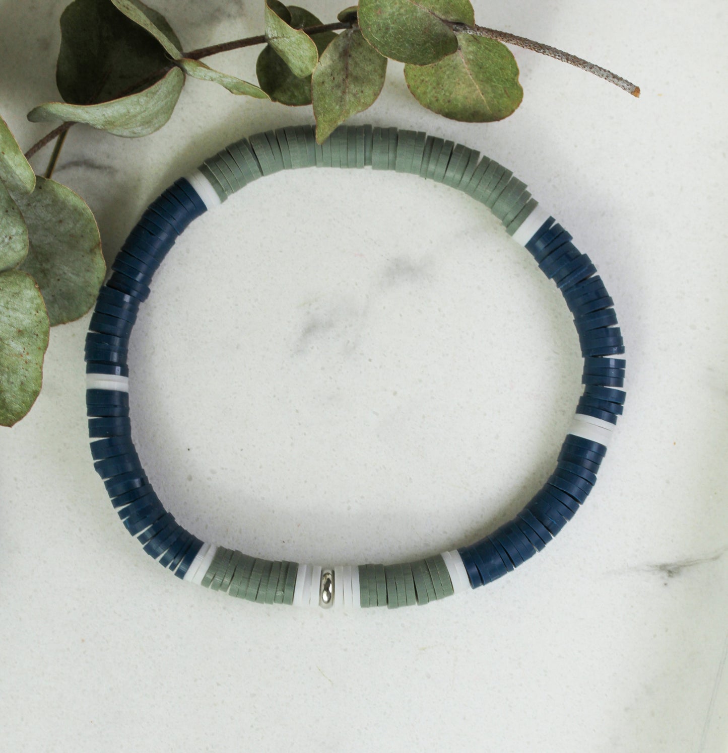 Nordic Slate – Katsuki-Armband in Dunkelblau, Salbeigrün und Weiß