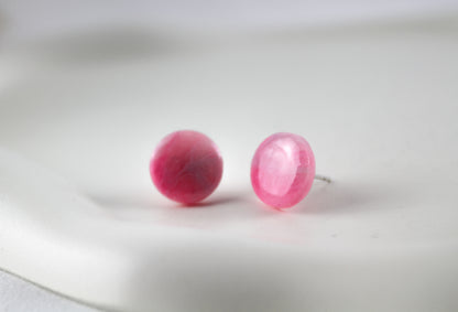 Zarte Rosa Schimmer Ohrstecker – Kleine Polymer Clay Ohrringe | Handgemacht