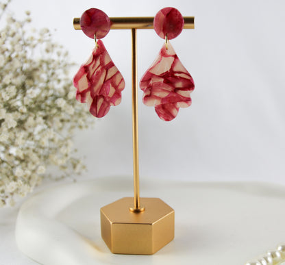 Rosenrote Naturstein-inspirierte Polymer Clay Ohrringe mit Süßwasserperlen – Handgemacht