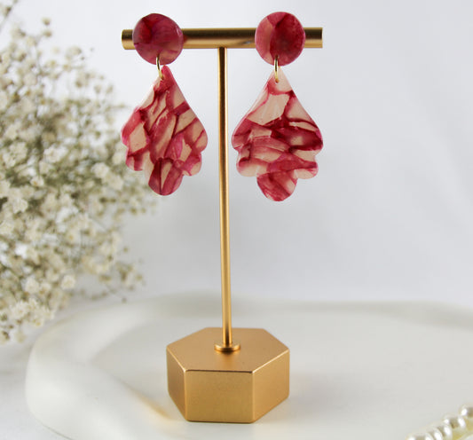 Rosenrote natursteininspirierte Polymer Clay Ohrringe mit Süßwasserperlen und Natursteinen