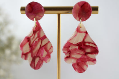 Rosenrote Naturstein-inspirierte Polymer Clay Ohrringe mit Süßwasserperlen – Handgemacht