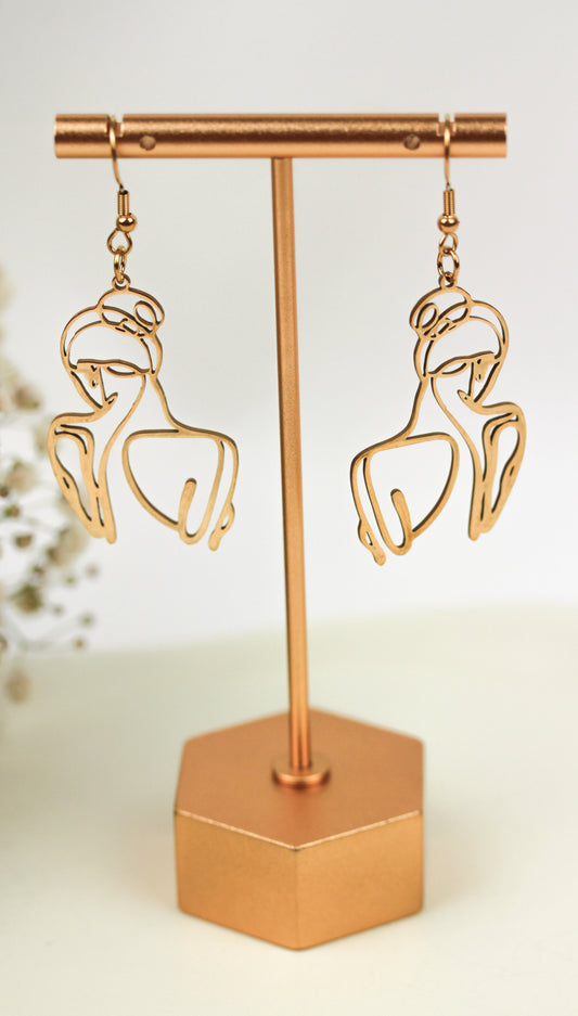 Auréline – Goldene Bodyline Ohrringe – Weibliche Körper Statement Ohrringe