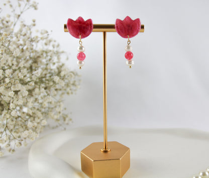 Rosenrote Naturstein-inspirierte Polymer Clay Ohrringe mit Süßwasserperlen – Handgemacht