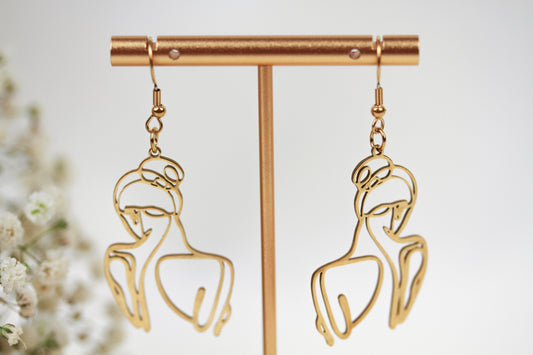 Auréline – Goldene Bodyline Ohrringe – Weibliche Körper Statement Ohrringe