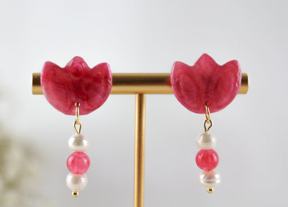 Rosenrote Naturstein-inspirierte Polymer Clay Ohrringe mit Süßwasserperlen – Handgemacht