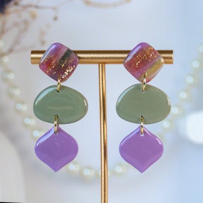 Secret Garden Bloom – Dreistufige Ohrhänger in Flieder und Olivgrün