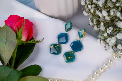 Wavy Chain Ohrringe – Teal mit Goldflocken