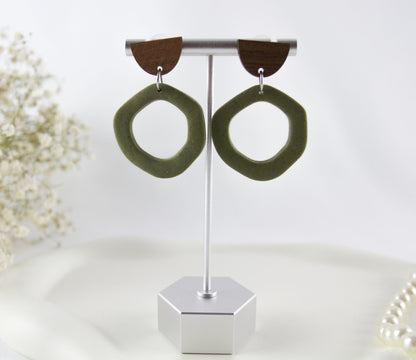 Grüne Ohrringe mit Walnuss-Holz Stecker – Handgemachte Polymer-Clay-Statementstücke
