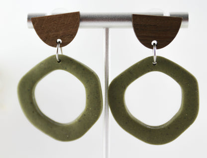 Grüne Ohrringe mit Walnuss-Holz Stecker – Handgemachte Polymer-Clay-Statementstücke