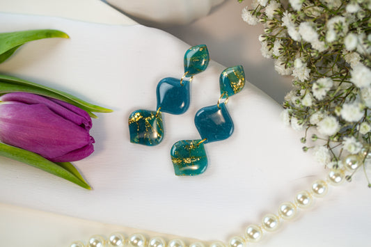 Wavy Chain Ohrringe – Teal mit Goldflocken