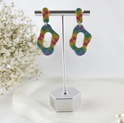 Bunte Wiggle Statement Ohrringe – Handgefertigte Wellendesign Polymer Clay Ohrringe