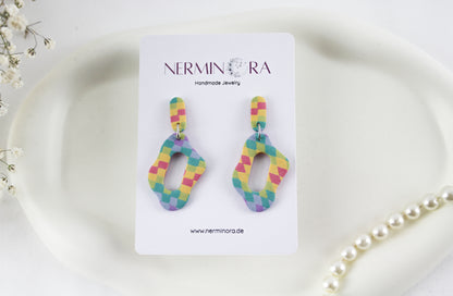 Bunte Wiggle Statement Ohrringe – Handgefertigte Wellendesign Polymer Clay Ohrringe