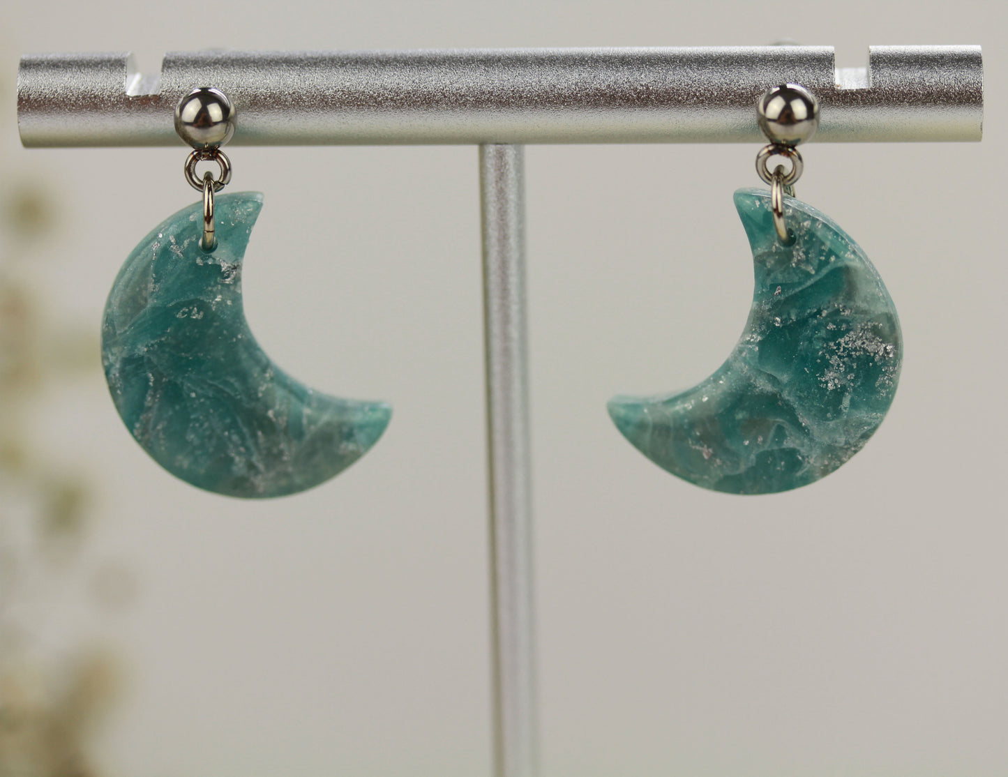 Grün-Silber Mond Marmor Ohrringe – Handgefertigte Polymer Clay Statement Ohrringe