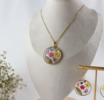 Echte bunte Blüten in Resin – Handgefertigtes Schmuckset für Sie