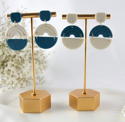 Blau-Weiße Bogen Ohrringe – Handgefertigte Polymer Clay Statement