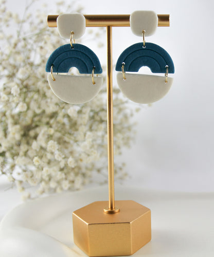 Blau-Weiße Bogen Ohrringe – Handgefertigte Polymer Clay Statement