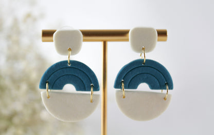 Blau-Weiße Bogen Ohrringe – Handgefertigte Polymer Clay Statement