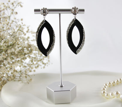 Elegante Schwarze Ohrringe mit Silberkristall – Polymer Clay Statement
