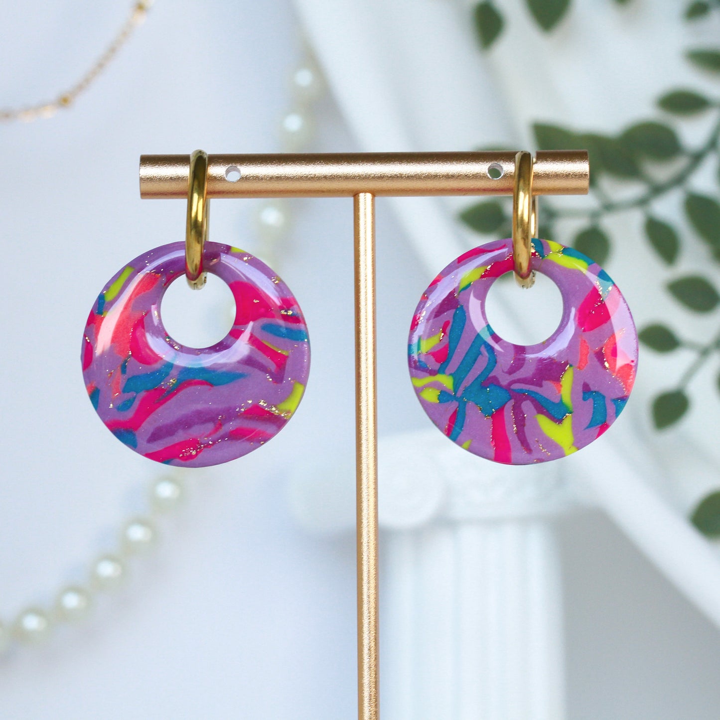 Abstract Art – Bunte Donut-Creolen mit Glanz-Finish