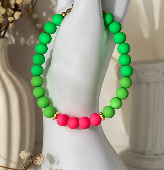 Palma Glow – Grünes Perlenarmband mit pinkem Mittelteil