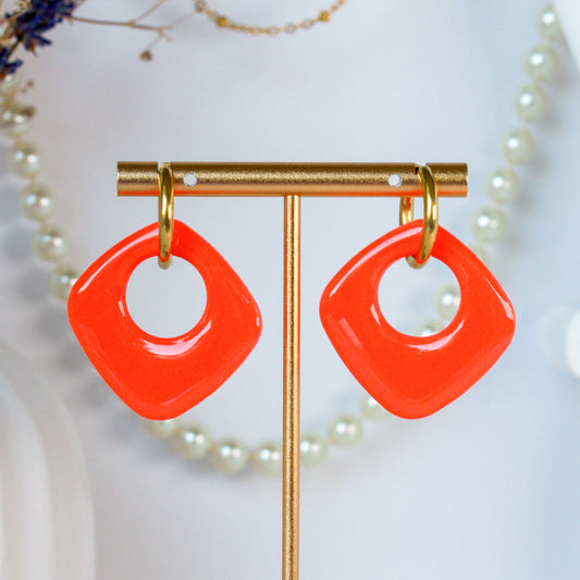 Sunset Loop – Geometrische Creolen in leuchtendem Orange
