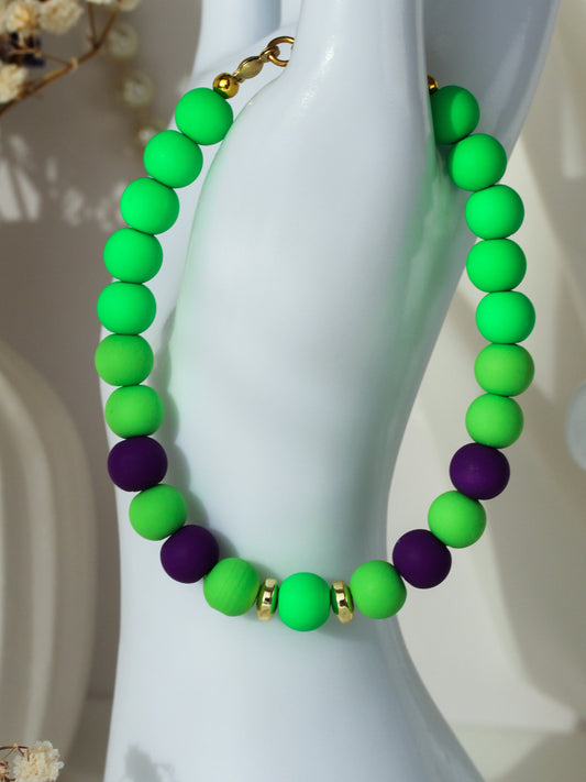 Saint-Tropez – Grünes Perlenarmband mit violetten Akzenten