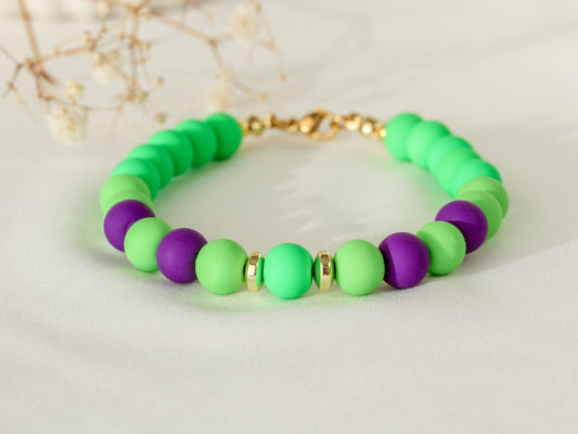 Saint-Tropez – Grünes Perlenarmband mit violetten Akzenten