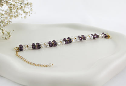 Lila Kristall Blumenarmband – Handgefertigtes Perlenarmband mit Naturakzenten