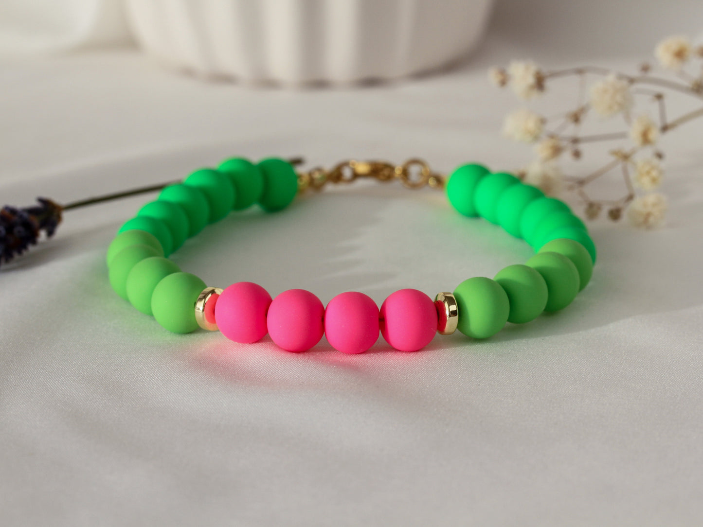 Palma Glow – Grünes Perlenarmband mit pinkem Mittelteil