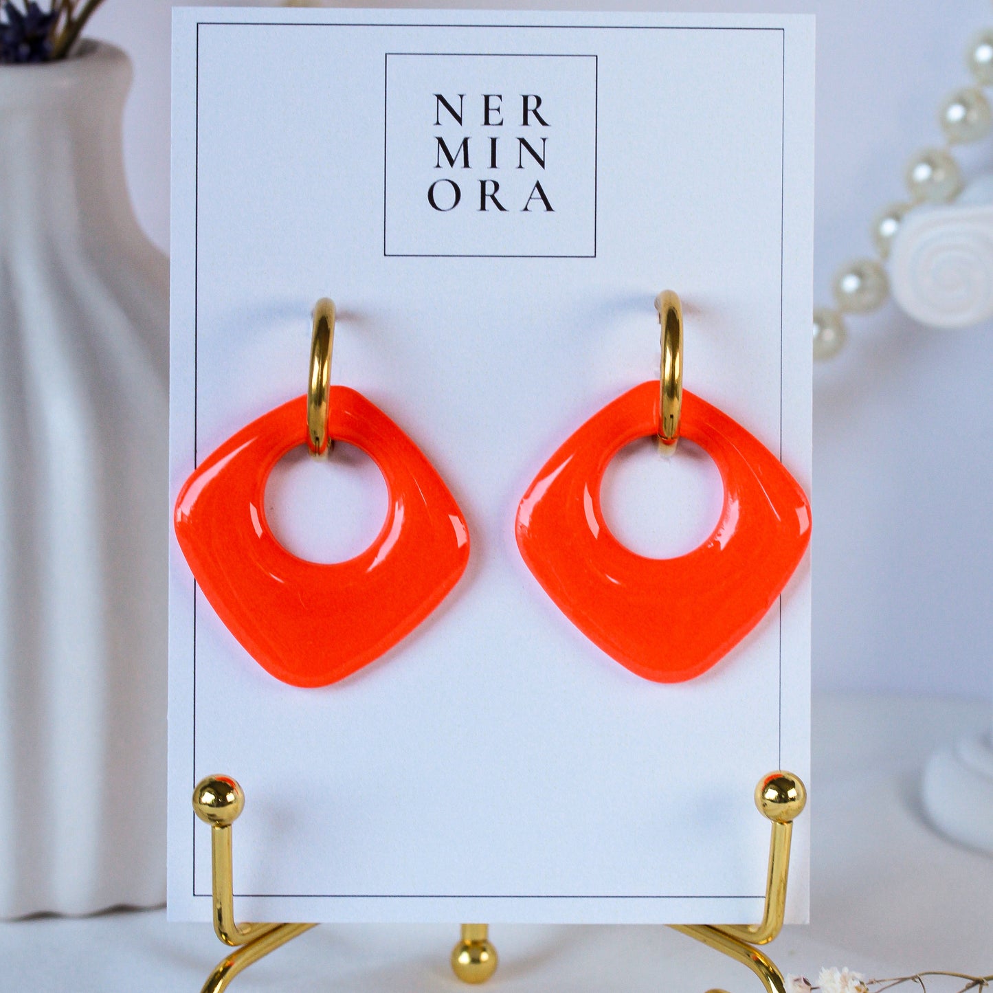 Sunset Loop – Geometrische Creolen in leuchtendem Orange