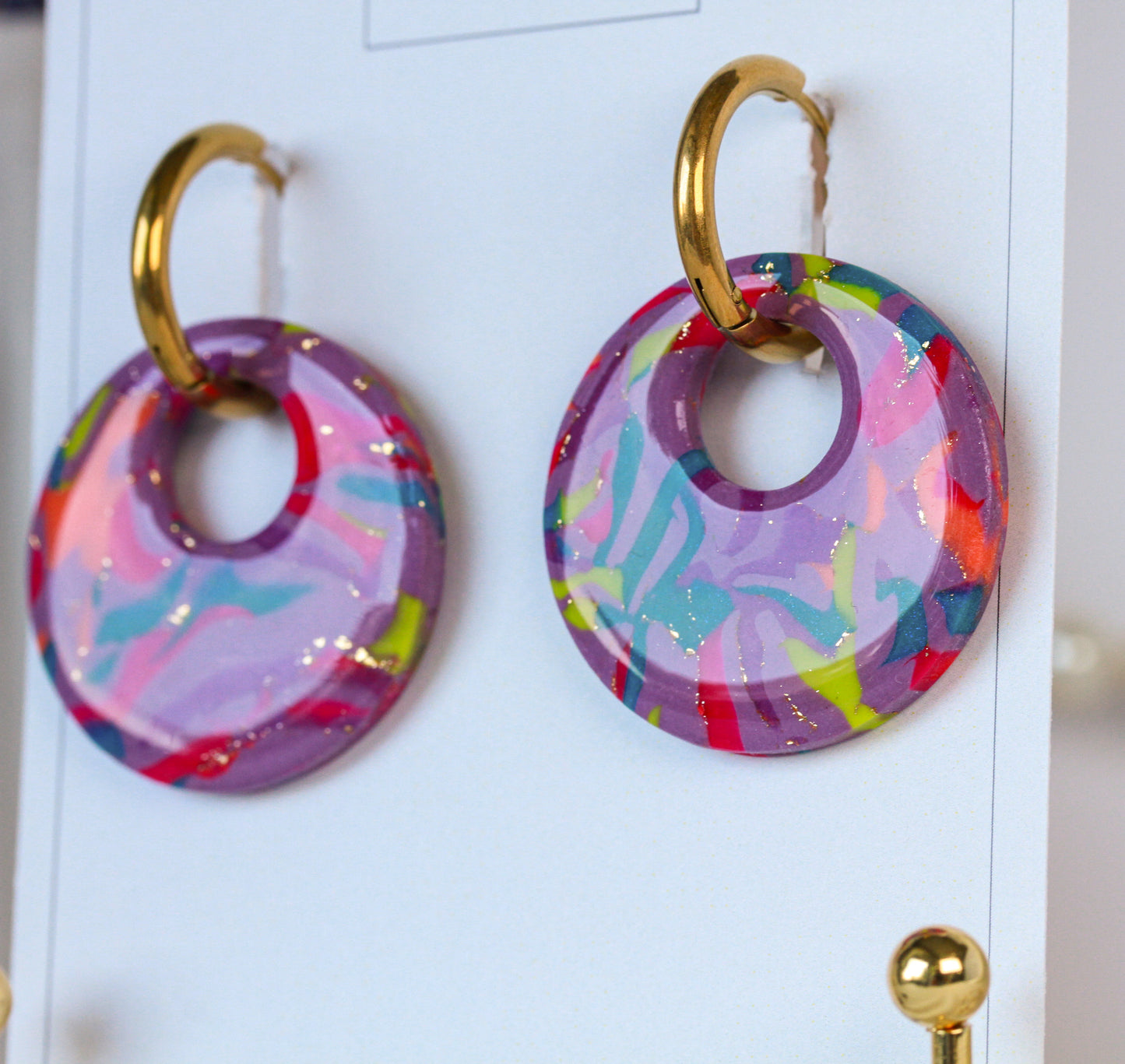 Abstract Art – Bunte Donut-Creolen mit Glanz-Finish