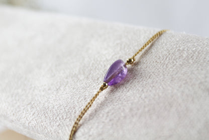 Amethyst Naturstein Armband auf Seidenfaden – Zartes handgefertigtes Perlenarmband