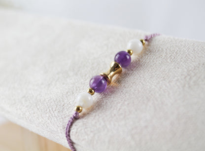 Amethyst & Muschelperle Armband mit goldenem Charm – Handgefertigtes Seidenfaden-Design