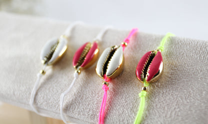 Neon Armband mit farbiger Muschel – Buntes sommerliches Armband | Handmade