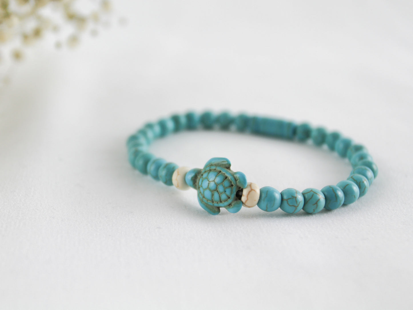 Türkis Naturstein Armband mit Schildkröten-Charm – Handgefertigtes Meeresdesign