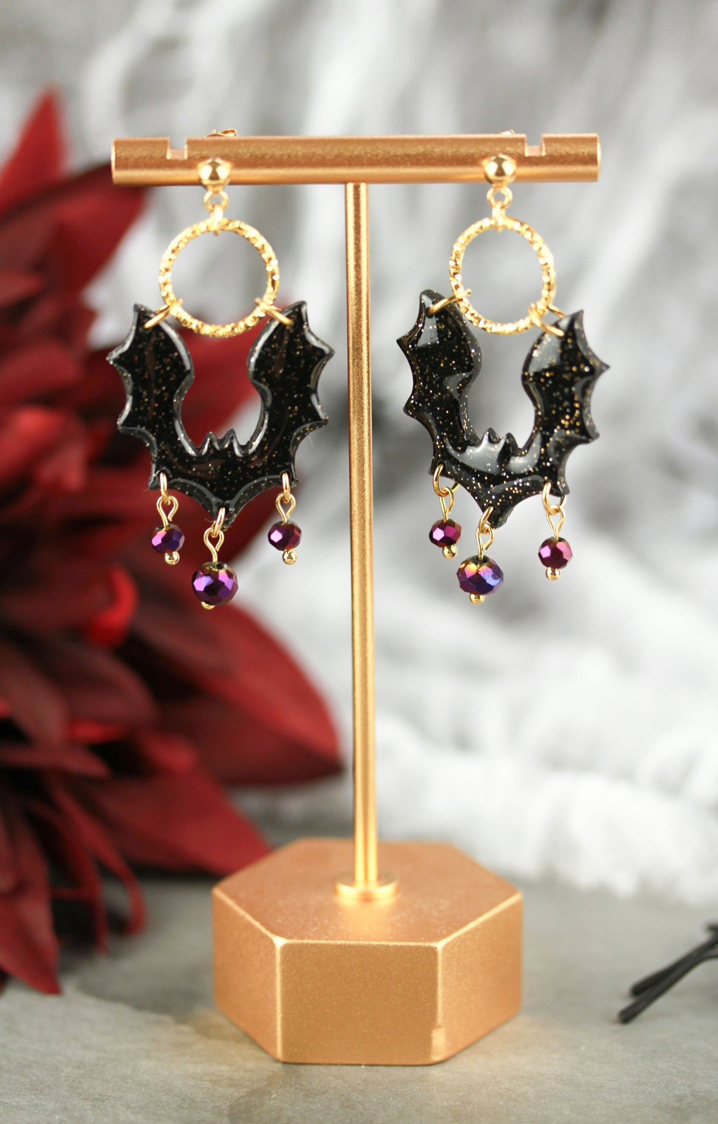 Fledermaus Ohrringe mit lila Kristallperlen – Polymer Clay Schmuck | Halloween Edition