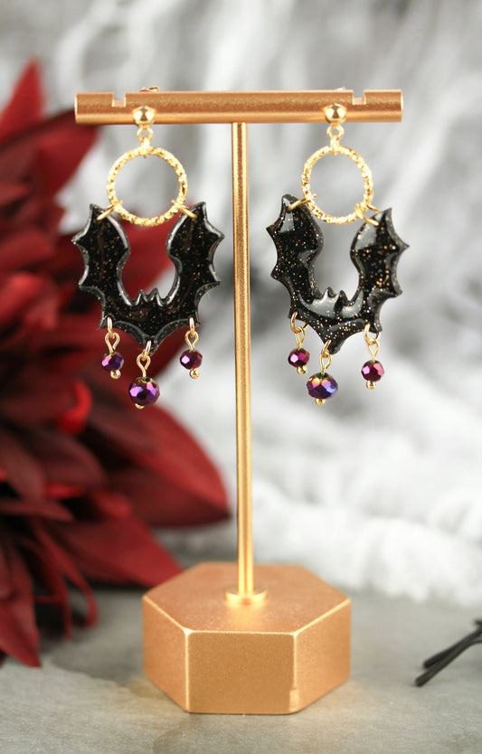 Fledermaus Ohrringe mit lila Kristallperlen – Polymer Clay Schmuck | Halloween Edition