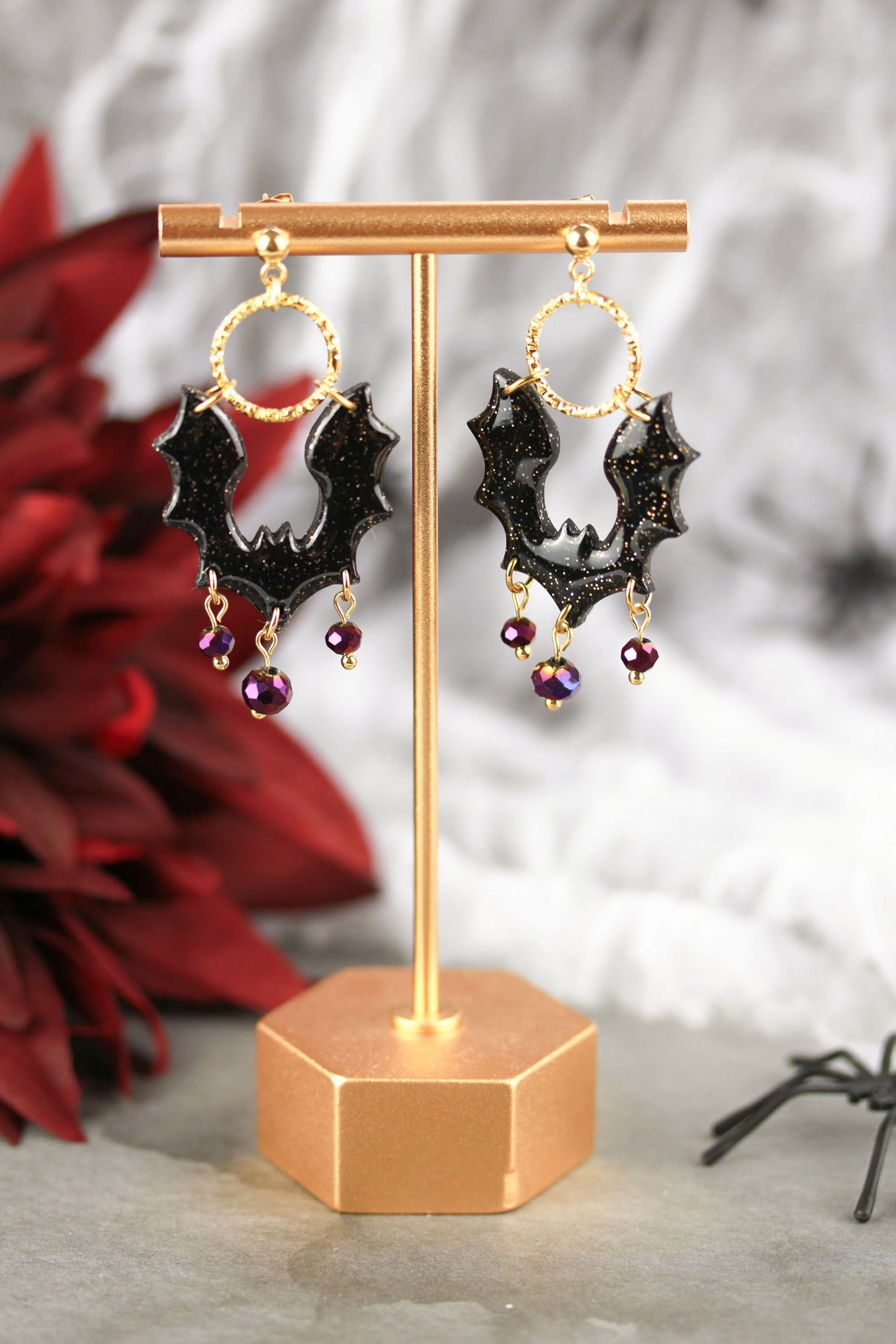 Fledermaus Ohrringe mit lila Kristallperlen – Polymer Clay Schmuck | Halloween Edition