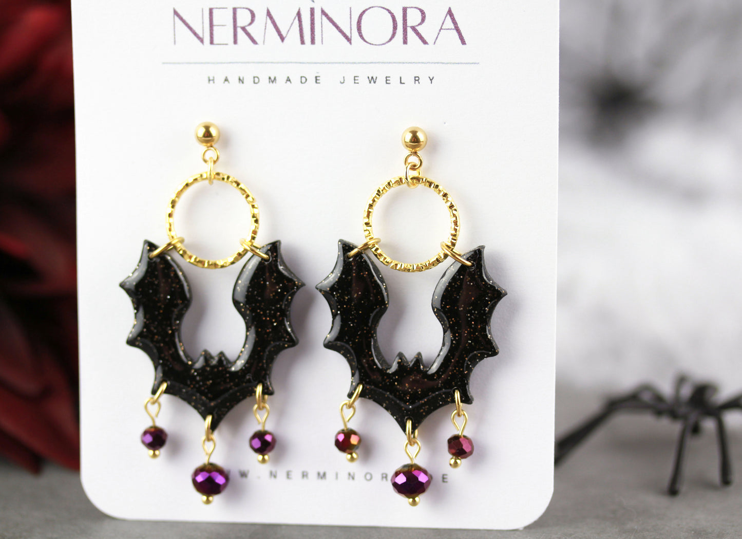 Fledermaus Ohrringe mit lila Kristallperlen – Polymer Clay Schmuck | Halloween Edition