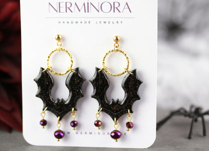 Fledermaus Ohrringe mit lila Kristallperlen – Polymer Clay Schmuck | Halloween Edition