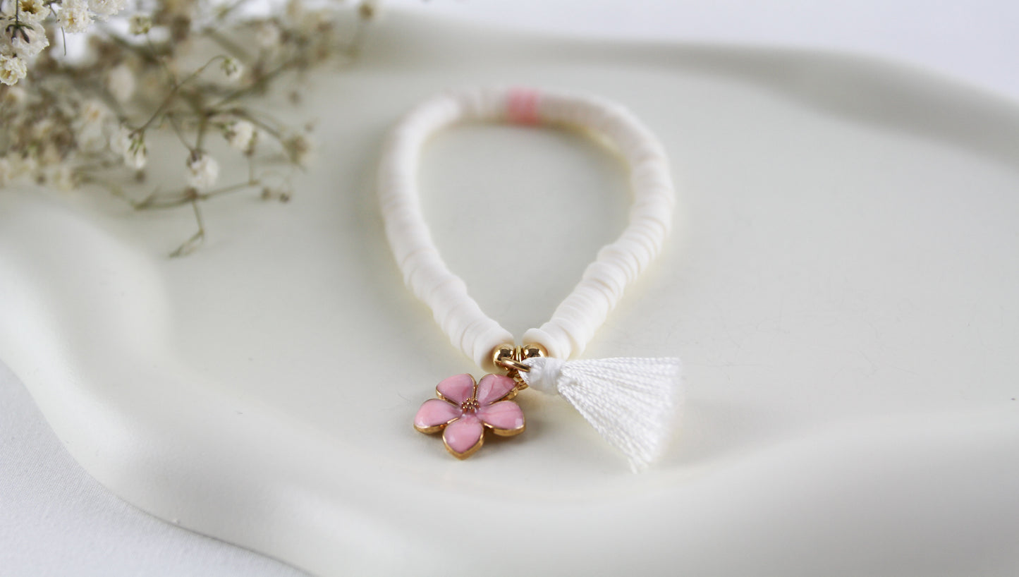 Weißes Katsuki Heishi Perlen Armband mit rosa Blumenanhänger und Quaste