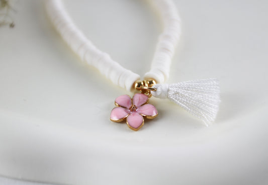 Weißes Katsuki Heishi Perlen Armband mit rosa Blumenanhänger und Quaste