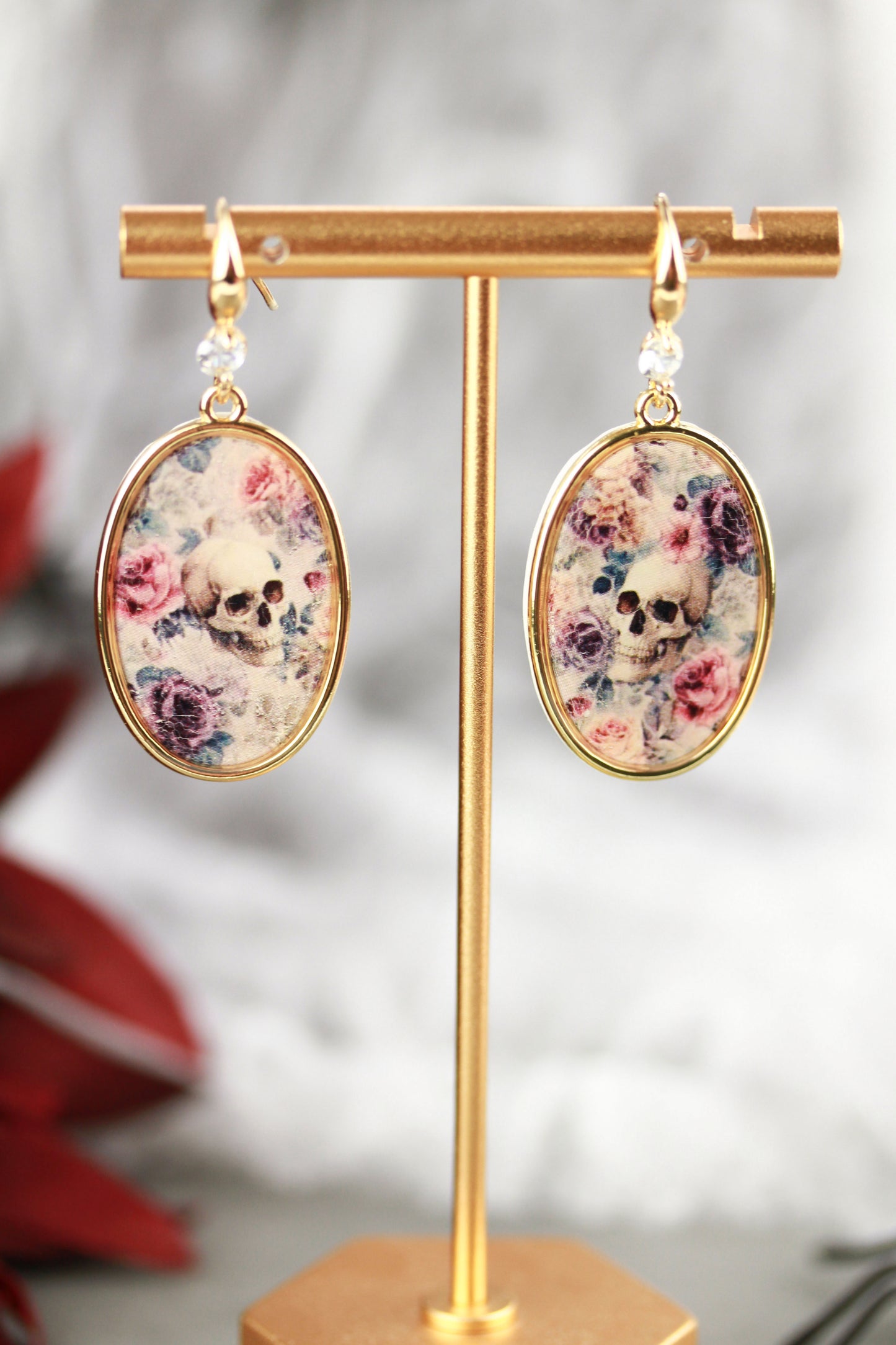 Vintage Skull Roses – Handgefertigte Totenkopf-Rosen Polymer Clay Ohrringe