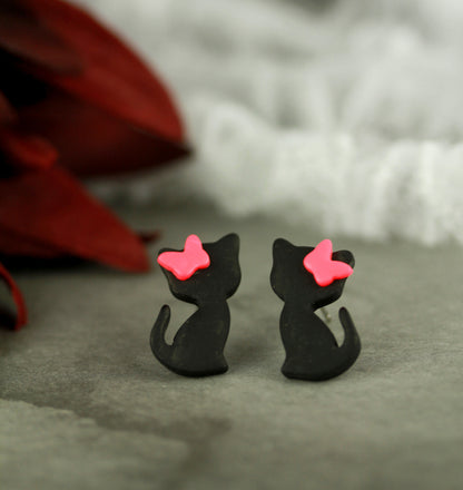 Süße Schwarze Katze mit Schleife – Polymer Clay Ohrstecker