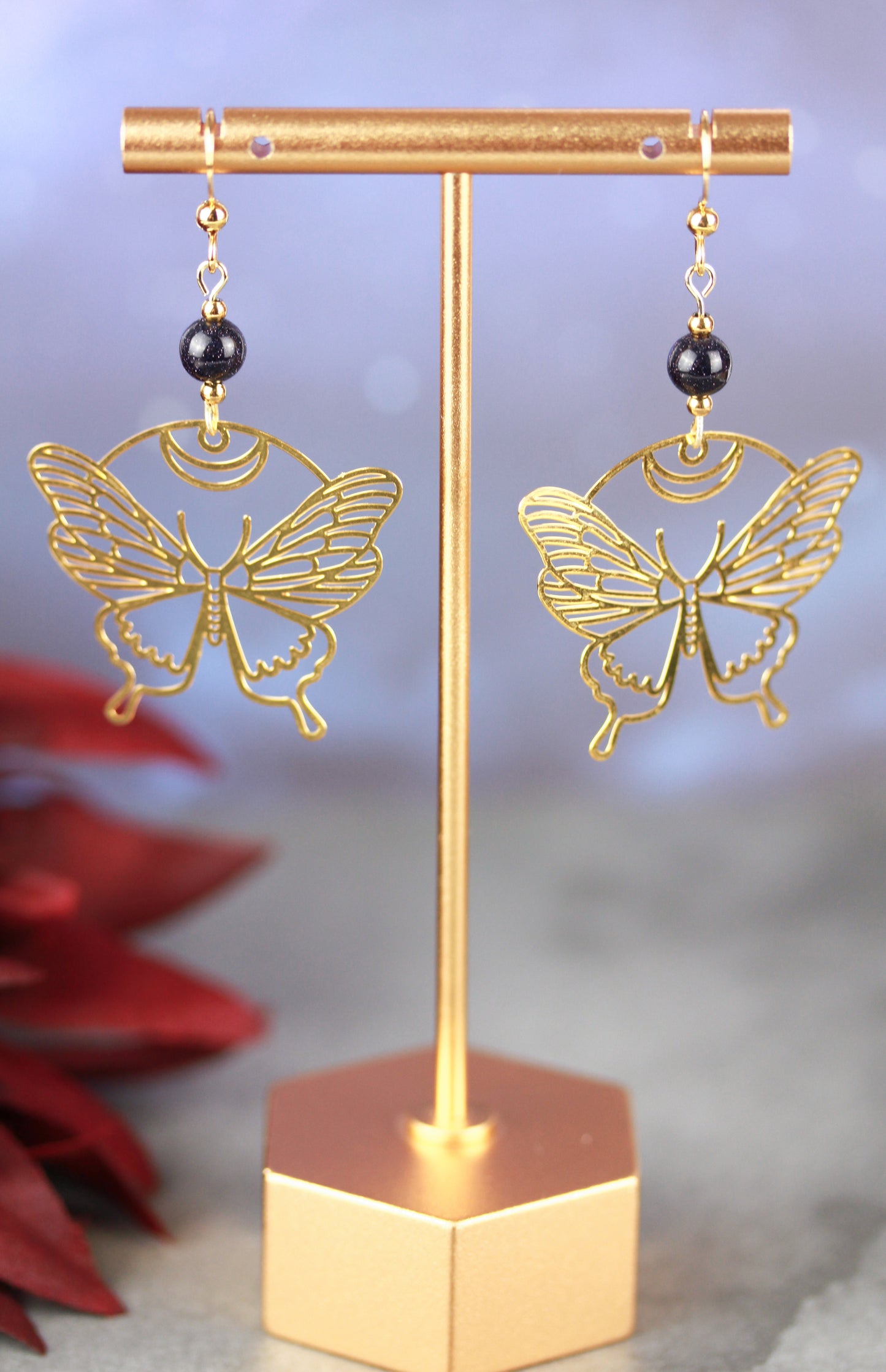 Golden Butterfly Ohrringe mit Starstone Natursteinperlen – Mystora Kollektion