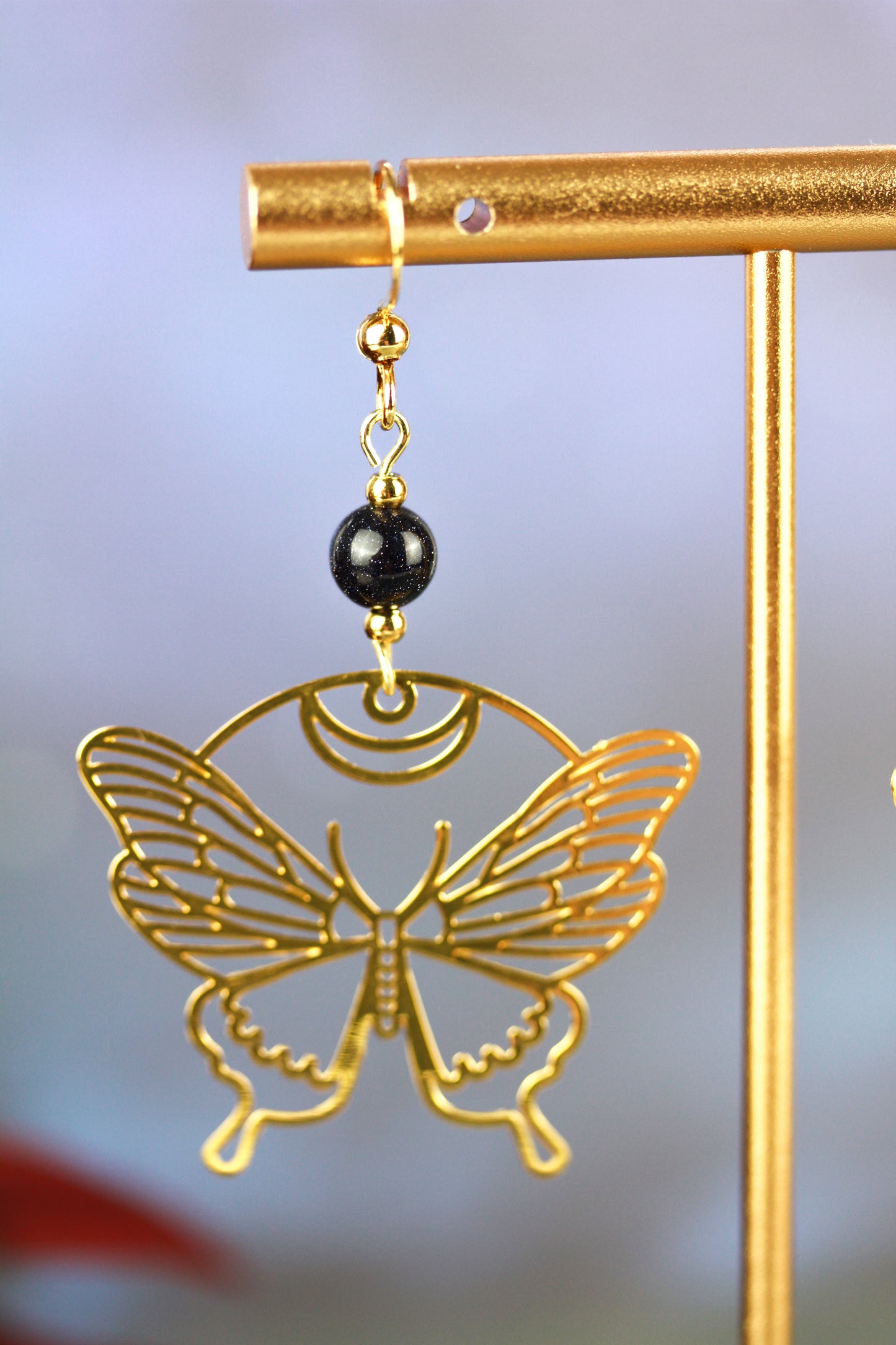 Golden Butterfly Ohrringe mit Starstone Natursteinperlen – Mystora Kollektion