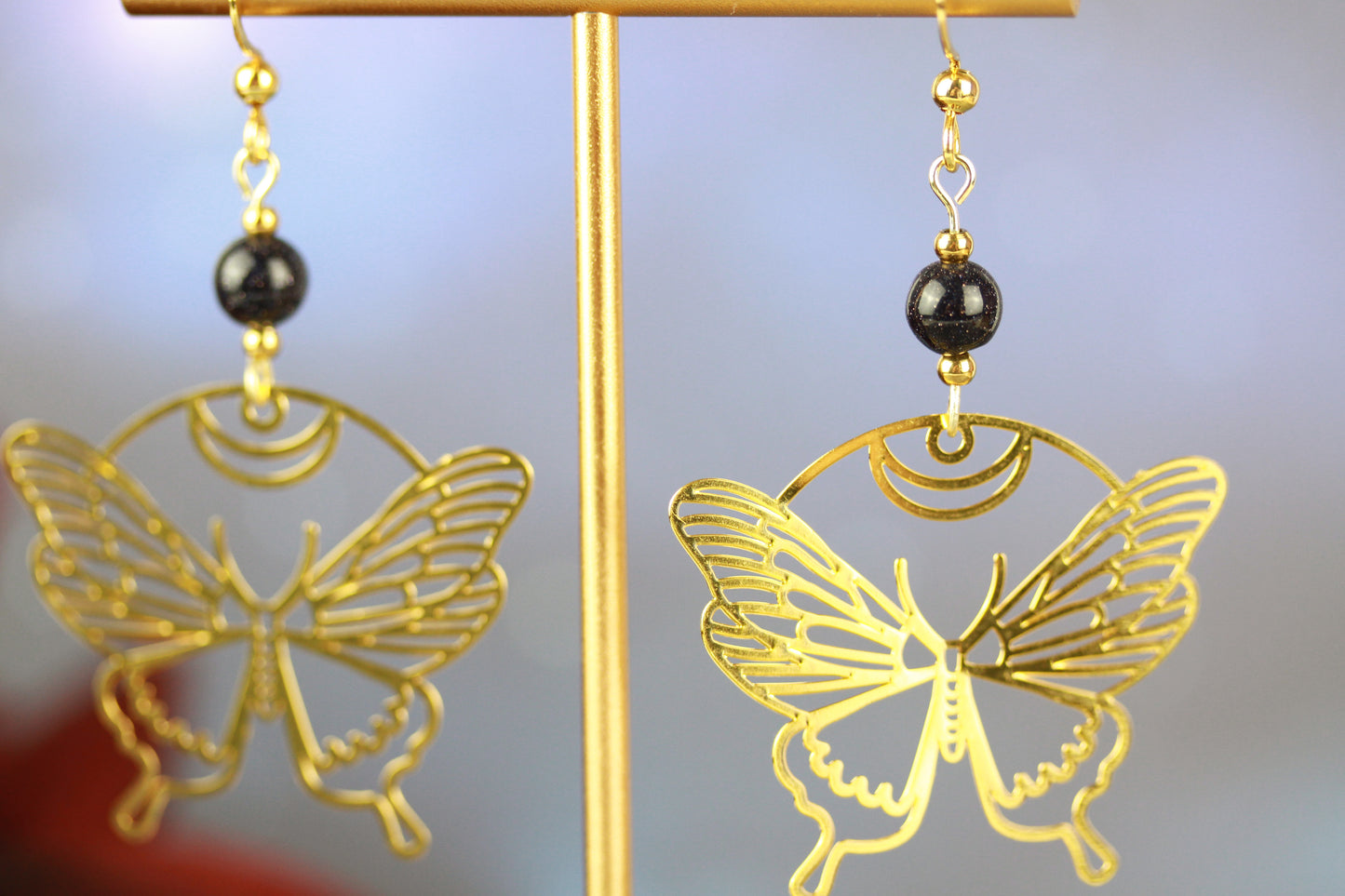 Golden Butterfly Ohrringe mit Starstone Natursteinperlen – Mystora Kollektion