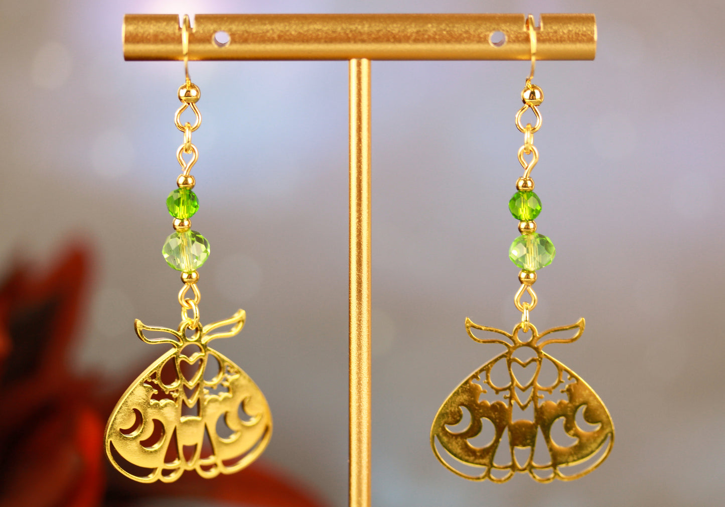 Goldene Motten Ohrringe mit Natursteinperlen – Statement Schmuck | Nocturne Kollektion