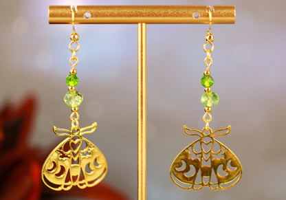 Goldene Motten Ohrringe mit Natursteinperlen – Statement Schmuck | Nocturne Kollektion