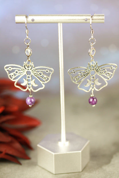 Silberne Schmetterling Ohrringe mit lila Natursteinperlen – Amberwing Kollektion